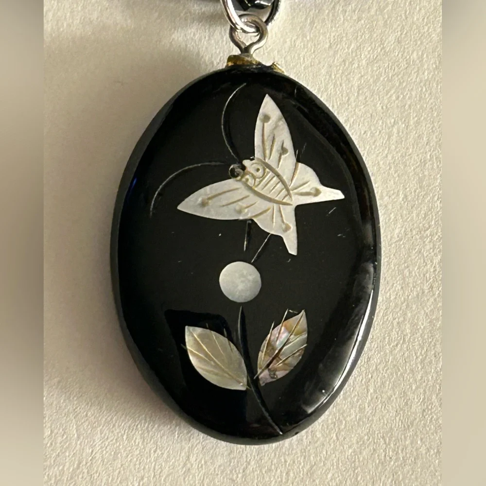 Vintage Necklace inlaid Mother of Pearl Butterfly flowers pendant faceted beads